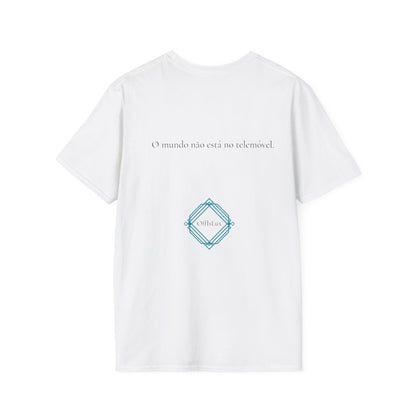 O mundo não está no telemóvel. – Unisex T-Shirt | OffIsLux™