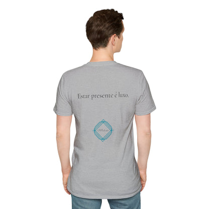 Estar presente é luxo. – Unisex T-Shirt | OffIsLux™