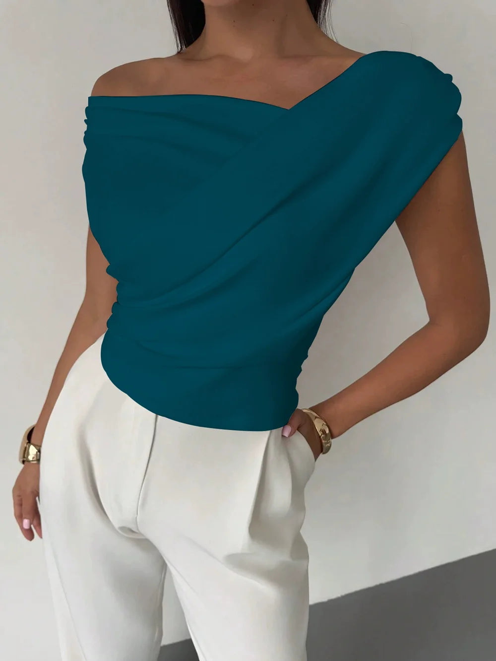 Minimalist Edge – Sleeveless Casual Tee for Women