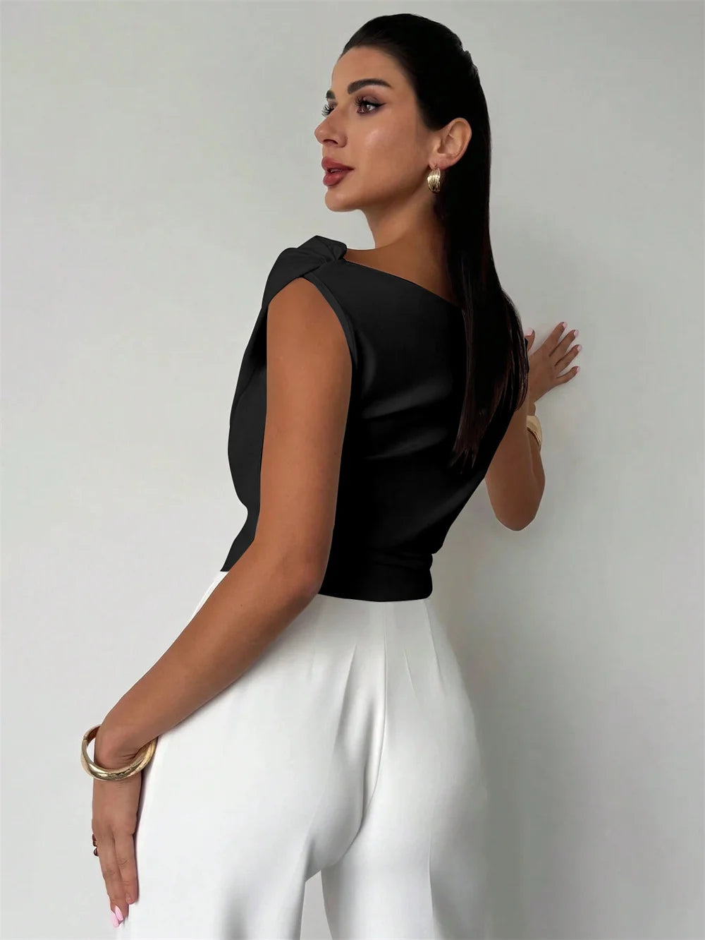 Minimalist Edge – Sleeveless Casual Tee for Women